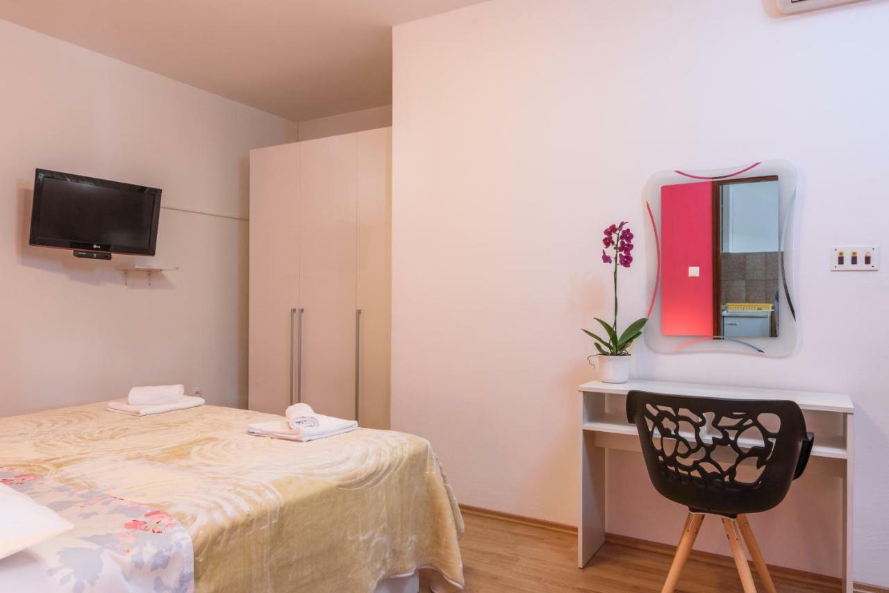 Accommodation Mamut Trogir Bagian luar foto