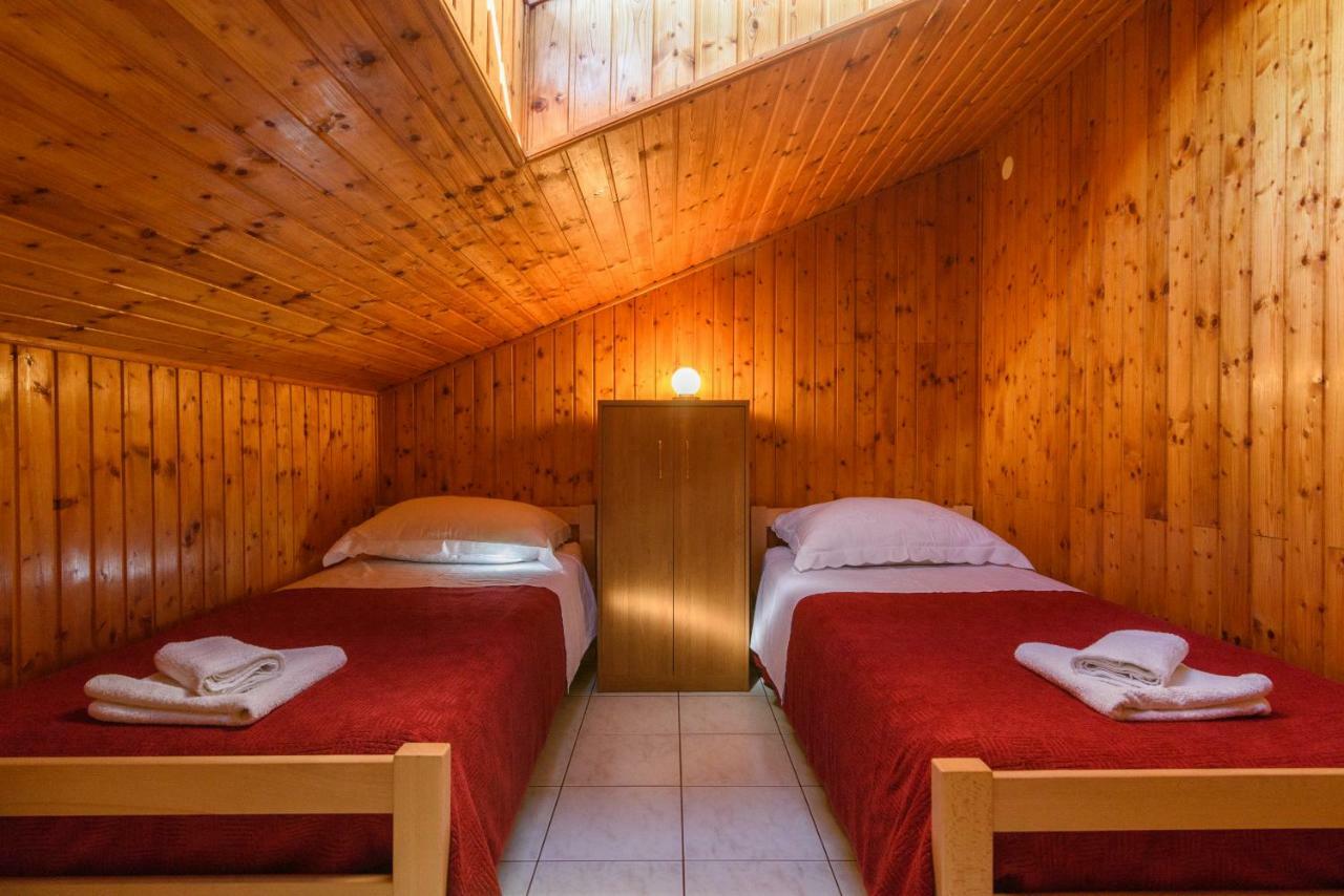 Accommodation Mamut Trogir Bagian luar foto