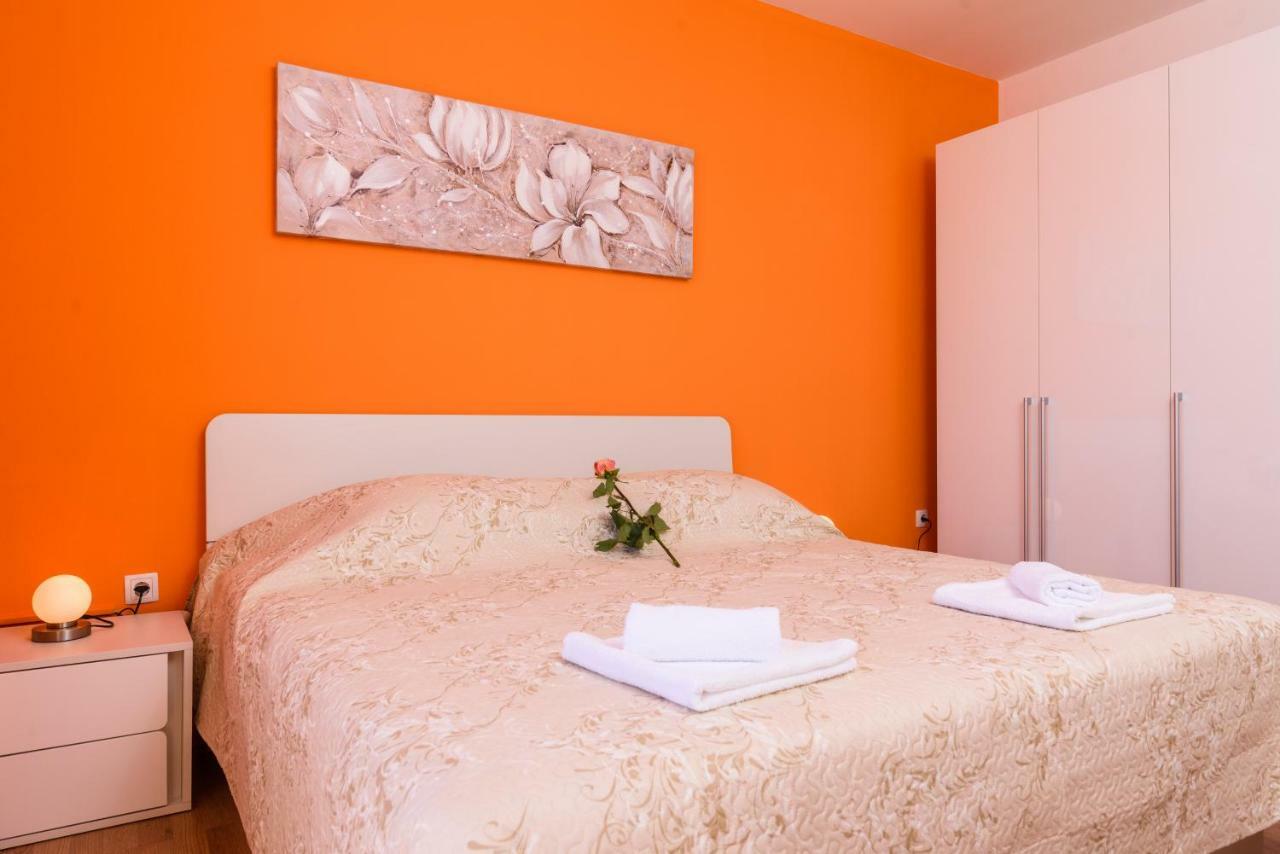 Accommodation Mamut Trogir Bagian luar foto